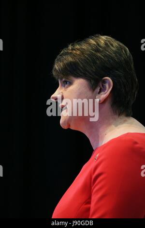 Leader del partito Arlene Foster in occasione del lancio del manifesto DUP presso il tribunale vecchio in Antrim per la prossima elezione generale. Foto Stock