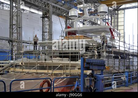Viareggio (Toscana, Italia), cantieri navali Benetti, costruzione di grandi yacht di lusso Foto Stock