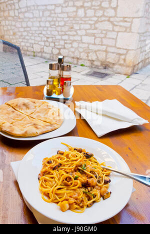 Spaghetti Frutti di mare, spaghetti con frutti di mare, con pane lepinja, città vecchia di Sibenik, Dalmazia, Croazia Foto Stock