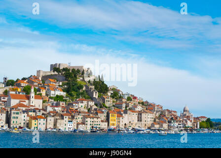 St Michaels fortezza sulla cima di una collina, Dolac quartiere di Sibenik, Dalmazia, Croazia Foto Stock