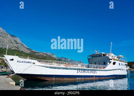 Linea Jadrolinija all isola di Brac, Obala Kralja Tomislava, lungomare, Makarska, Dalmazia, Croazia Foto Stock