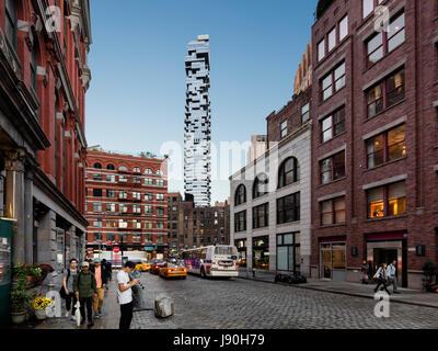 Un alto edificio torre di lusso visto nel contesto degli edifici su Harrison Street al crepuscolo. 56 Leonard Street, New York, Stati Uniti. Architetto: Herzog + Foto Stock