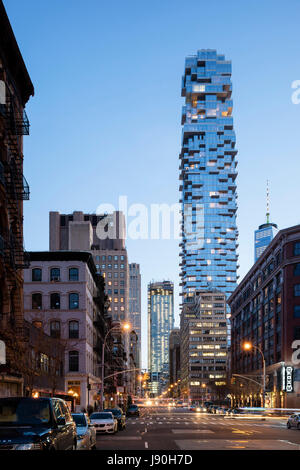 Esterno contestuale vista guardando verso sud su Church Street al crepuscolo. 56 Leonard Street, New York, Stati Uniti. Architetto: Herzog e de Meuron, 2017. Foto Stock