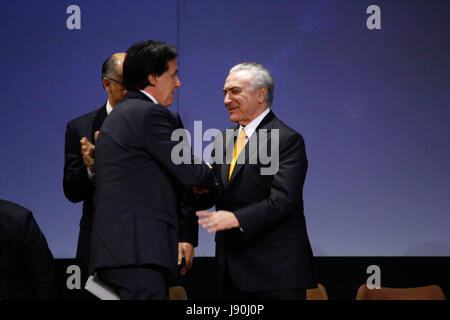 Sao Paulo, Brasile. Il 30 maggio 2017. Nella foto il presidente Michel Temer (a destra) e il Presidente del Senato Euncio Oliveira (PMDB) (sinistra). Il brasiliano Investment Forum 2017, presso l'Hotel Hyatt in São Paulo, sta prendendo il posto di oggi (30) e domani (31), con la presenza del Presidente della Repubblica, Michel Temer, politici e autorità di business. Credito: Foto Arena LTDA/Alamy Live News Foto Stock