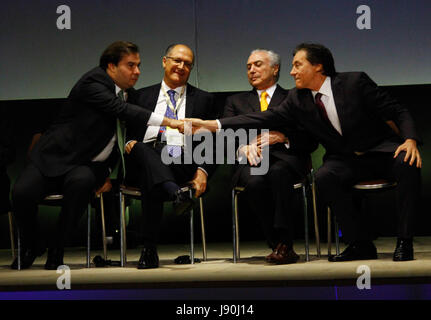 Sao Paulo, Brasile. Il 30 maggio 2017. Nella foto, Presidente Rodrigo Maia (DEM) (destra), il governatore Geraldo Alckmin (PSDB), Presidente Michel Temer e Presidente del Senato Eunice Oliveira (PMDB) (sinistra). Il brasiliano Investment Forum 2017, presso l'Hotel Hyatt in São Paulo, si svolgerà oggi (30) e domani (31), con la presenza del Presidente della Repubblica, Michel Temer, politici e autorità di business. Credito: Foto Arena LTDA/Alamy Live News Foto Stock