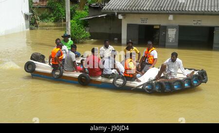 Colombo. Il 30 maggio 2017. Evacuare le persone da un diluvio-area interessata in Hitthatiya Matara Distretto dello Sri Lanka il 30 maggio 2017. Il numero di decessi riportati di frane e inondazioni ha aumentato a 193, mentre 94 persone sono mancanti, il Disaster Management Center (DMC) detto martedì. Credito: Gayan Sameera/Xinhua/Alamy Live News Foto Stock