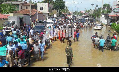 Colombo. Il 30 maggio 2017. La gente in attesa di evacuare da una flood area interessata in Hitthatiya Matara Distretto dello Sri Lanka il 30 maggio 2017. Il numero di decessi riportati di frane e inondazioni ha aumentato a 193, mentre 94 persone sono mancanti, il Disaster Management Center (DMC) detto martedì. Credito: Gayan Sameera/Xinhua/Alamy Live News Foto Stock