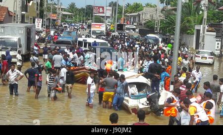 Colombo. Il 30 maggio 2017. La gente in attesa di evacuare da una flood area interessata in Hitthatiya Matara Distretto dello Sri Lanka il 30 maggio 2017. Il numero di decessi riportati di frane e inondazioni ha aumentato a 193, mentre 94 persone sono mancanti, il Disaster Management Center (DMC) detto martedì. Credito: Gayan Sameera/Xinhua/Alamy Live News Foto Stock