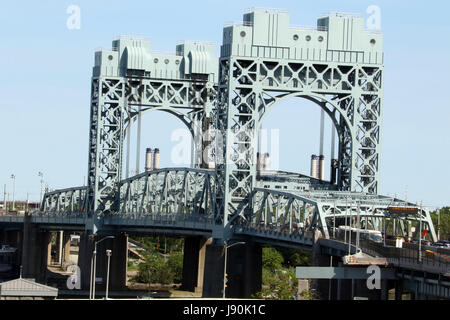 New York, New York, Stati Uniti d'America. Il 30 maggio 2017. Una vista Robert F. Kennedy BRIDGE precedentemente noto come Triborough Bridge si trova in East Harlem, Upper Manhattan. Credito: Nancy Kaszerman/ZUMA filo/Alamy Live News Foto Stock