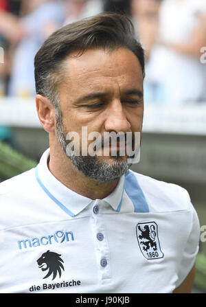 Monaco di Baviera, Germania. Il 30 maggio 2017. Monaco di Baviera pullman Vitor Pereira durante la Bundesliga tedesca 2° Divisione retrocessione partita di calcio tra TSV 1860 Monaco di Baviera e Jahn Regensburg in stadio Allianz Arena di Monaco di Baviera, Germania, il 30 maggio 2017. Foto: Peter Kneffel/dpa/Alamy Live News Foto Stock