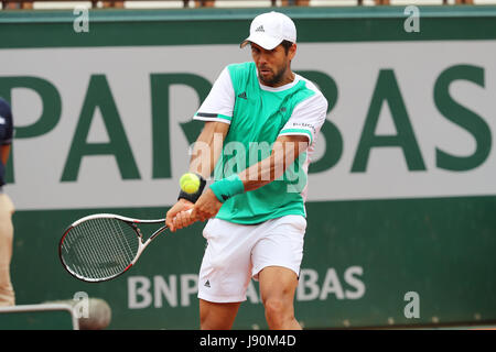 Parigi, Francia. Il 30 maggio 2017. Lo spagnolo tennista Fernando Verdasco è in azione durante la sua partita nel primo round dell'Open di Francia del Roland Garros vs tedesco giocatore di tennis Alexander Zverev il 30 maggio 2017 a Parigi, Francia - Credito: Yan Lerval/Alamy Live News Foto Stock