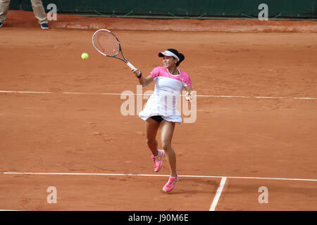 Parigi, Francia. Il 30 maggio 2017. Giapponese giocatore di tennis Risa Osaki è in azione durante il suo primo round in abbinamento al WTA Open di Francia del Roland Garros Stadium vs Canadian giocatore di tennis Eugenie Bouchard il 30 maggio 2017 a Parigi, Francia. Credito: Yan Lerval/Alamy Live News Foto Stock