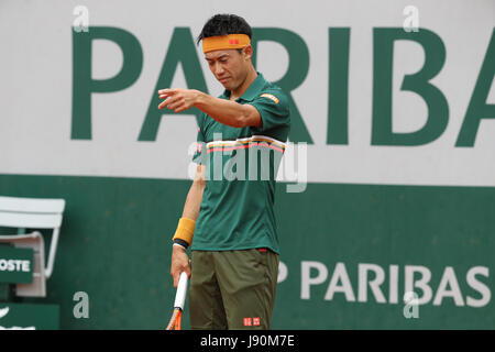 Parigi, Francia. Il 30 maggio 2017. Giapponese giocatore di tennis Kei Nishikori è in azione durante la sua partita nel primo round dell'Open di Francia del Roland Garros vs Australian giocatore di tennis Thanasi Kokkinakis il 30 maggio 2017 a Parigi, Francia - Credito: Yan Lerval/Alamy Live News Foto Stock