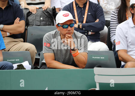 Parigi, Francia. Il 30 maggio 2017. Ex giocatore di tennis e allenatore di Michael Chang sta guardando il giapponese giocatore di tennis Kei Nishikori in azione durante la sua partita nel primo round dell'Open di Francia del Roland Garros vs Australian giocatore di tennis Thanasi Kokkinakis il 30 maggio 2017 a Parigi, Francia - Credito: Yan Lerval/Alamy Live News Foto Stock