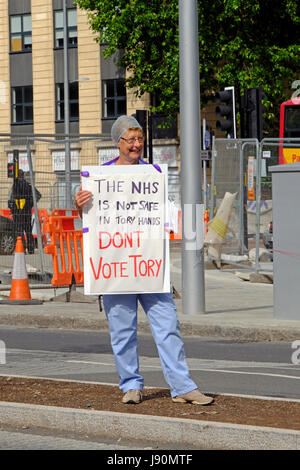 Bristol, Regno Unito. Il 30 maggio 2017. Gli attivisti per il Servizio Sanitario Nazionale per le strade del centro città. Militanti da proteggere i nostri NHS stavano distribuendo dei volantini e invitando i passanti a non votare per il Partito conservatore nelle elezioni generali. Keith Ramsey/Alamy Live News Foto Stock