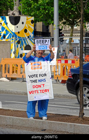 Bristol, Regno Unito. Il 30 maggio 2017. Gli attivisti per il Servizio Sanitario Nazionale per le strade del centro città. Militanti da proteggere i nostri NHS stavano distribuendo dei volantini e invitando i passanti a non votare per il Partito conservatore nelle elezioni generali. Keith Ramsey/Alamy Live News Foto Stock