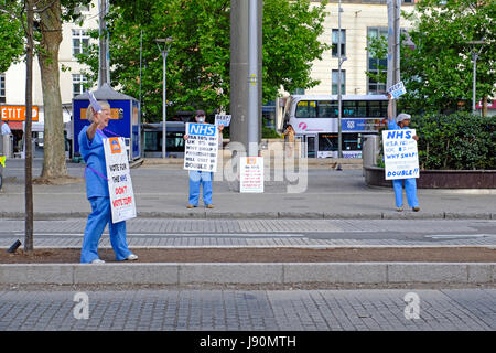 Bristol, Regno Unito. Il 30 maggio 2017. Gli attivisti per il Servizio Sanitario Nazionale per le strade del centro città. Militanti da proteggere i nostri NHS stavano distribuendo dei volantini e invitando i passanti a non votare per il Partito conservatore nelle elezioni generali. Keith Ramsey/Alamy Live News Foto Stock