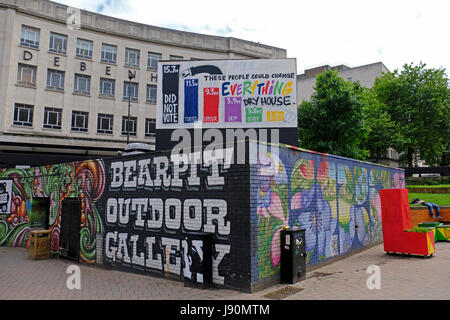 Bristol, Regno Unito. Il 30 maggio 2017. Uno di un certo numero di pezzi di politica di arte di strada che sono apparsi in Bearpit nella corsa alle elezioni generali. Keith Ramsey/Alamy Live News Foto Stock