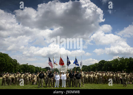 Washington, DC, Stati Uniti d'America. 29 Maggio, 2017. Il National Memorial Day Parade si terrà oggi a Washington, DC America celebra coloro che hanno sacrificato per il loro paese presso il National Memorial Day Parade.La sfilata è organizzato dall' American veterani del centro e la II Guerra Mondiale Veterani Comitato. Il tema di questo anno è "aluting nostri militari e di eroi caduti dalla rivoluzione americana attraverso l'Iraq e Afghanistan.''.Questo anno la sfilata sarà inoltre dotato di uno speciale omaggio la guerra mondiale II Generazione, commemorando il settantacinquesimo anniversario della seconda guerra mondiale. (Credito Immagine: © Ardavan Roozbeh via ZUMA Wir Foto Stock