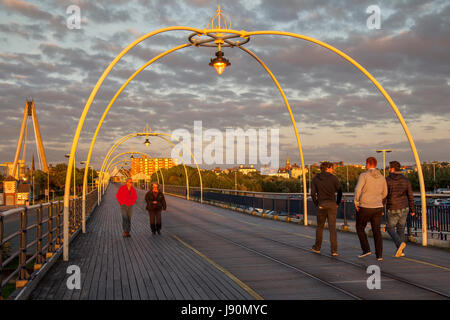 Southport, Merseyside. Regno Unito Meteo. Il 30 maggio 2017. Un clima caldo e impostare per tornare come il sole di sera si rompe attraverso con abbondanza di sole caldo previsioni per mercoledì. I venti sono attesi per essere sempre leggeri e temperature a migliorare a caldo con venti da sud nel pomeriggio. Credito; MediaWorldImages/AlamyLiveNews Foto Stock