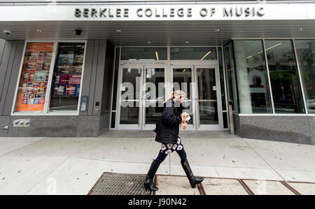 Boston, Massachusetts, USA. Il 30 maggio 2017. La Berklee College of Music di Boston. Tra il notevole alumni della Berklee sono Diana Krall, Quincy Jones, Donald Fagen Esperanza Spalding, John Mayer, San Vincenzo, Steven Tyler, Branford Marsalis, Natalie Maines e Melissa Etheridge. Alumni hanno vinto più di 250 premi Grammy e Latin Grammy Awards. Credito: Brian Cahn/ZUMA filo/Alamy Live News Foto Stock