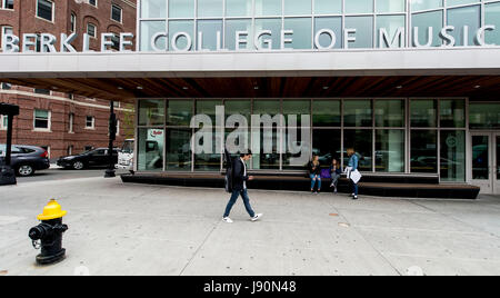 Boston, Massachusetts, USA. Il 30 maggio 2017. La Berklee College of Music di Boston. Tra il notevole alumni della Berklee sono Diana Krall, Quincy Jones, Donald Fagen Esperanza Spalding, John Mayer, San Vincenzo, Steven Tyler, Branford Marsalis, Natalie Maines e Melissa Etheridge. Alumni hanno vinto più di 250 premi Grammy e Latin Grammy Awards. Credito: Brian Cahn/ZUMA filo/Alamy Live News Foto Stock