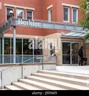 Boston, Massachusetts, USA. Il 30 maggio 2017. La Berklee College of Music di Boston. Tra il notevole alumni della Berklee sono Diana Krall, Quincy Jones, Donald Fagen Esperanza Spalding, John Mayer, San Vincenzo, Steven Tyler, Branford Marsalis, Natalie Maines e Melissa Etheridge. Alumni hanno vinto più di 250 premi Grammy e Latin Grammy Awards. Credito: Brian Cahn/ZUMA filo/Alamy Live News Foto Stock