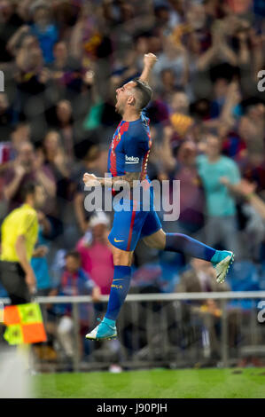 Madrid, Spagna. 27 Maggio, 2017. Paco Alcacer (Barcellona) Calcio/Calcetto : Paco Alcacer di Barcellona festeggia dopo aver segnato il loro terzo obiettivo durante la Copa del Rey partita finale tra FC Barcelona 3-1 Deportivo Alaves a Estadio Vicente Calderon di Madrid in Spagna . Credito: Maurizio Borsari/AFLO/Alamy Live News Foto Stock