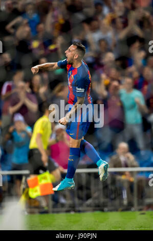 Madrid, Spagna. 27 Maggio, 2017. Paco Alcacer (Barcellona) Calcio/Calcetto : Paco Alcacer di Barcellona festeggia dopo aver segnato il loro terzo obiettivo durante la Copa del Rey partita finale tra FC Barcelona 3-1 Deportivo Alaves a Estadio Vicente Calderon di Madrid in Spagna . Credito: Maurizio Borsari/AFLO/Alamy Live News Foto Stock