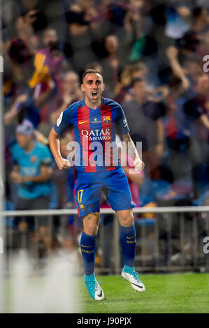 Madrid, Spagna. 27 Maggio, 2017. Paco Alcacer (Barcellona) Calcio/Calcetto : Paco Alcacer di Barcellona festeggia dopo aver segnato il loro terzo obiettivo durante la Copa del Rey partita finale tra FC Barcelona 3-1 Deportivo Alaves a Estadio Vicente Calderon di Madrid in Spagna . Credito: Maurizio Borsari/AFLO/Alamy Live News Foto Stock