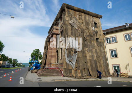 FILE - Il file immagine datata 28 maggio 2017 mostra il cancello storico coperto con sacchi di juta a Kassel in Germania. I lavori per la documenta pezzo da Ibrahim Mahama sono quasi finiti. Il documenta 14 evento avviene prima di Atene tra il 08 aprile e il 16 luglio 2017 e quindi tra il 10 giugno e il 17 settembre 2017 a Kassel. Foto: Swen Pförtner/dpa Foto Stock