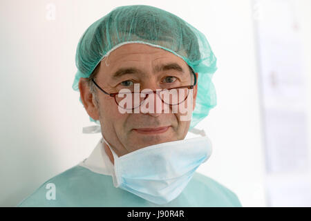 Rostock, Germania. 19 Maggio, 2017. Immagine del chirurgo di trapianto Frank-Peter Nitschke, Managing Director del Meclemburgopomerania occidentale della banca di tessuti(GTM-V), presa in corrispondenza del GTM-V a Rostock, Germania, 19 maggio 2017. Il GTM-V ha ottenuto - appena in tempo per la donazione di organi giorno il 03 giugno 2017 - un'autorizzazione per la produzione del cuore umano e le valvole e le navi. Foto: Bernd Wüstneck/dpa-Zentralbild/dpa/Alamy Live News Foto Stock