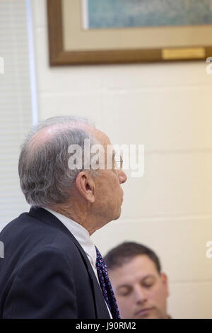 Guthrie City, Iowa, USA, 30 maggio 2017. Iowa Senator giudiziario e di presidente di commissione del Senato americano Charles Grassley parla con gli elettori in un municipio. Credito: Cynthia Hanevy/Alamy Live News Foto Stock