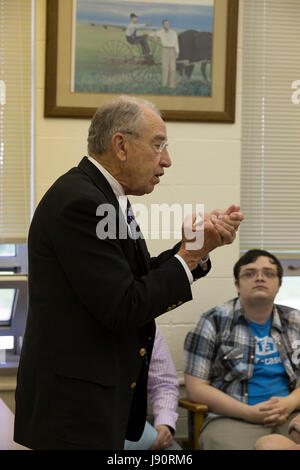 Guthrie City, Iowa, USA, 30 maggio 2017. Iowa Senator giudiziario e di presidente di commissione del Senato americano Charles Grassley parla con gli elettori in un municipio. Credito: Cynthia Hanevy/Alamy Live News Foto Stock