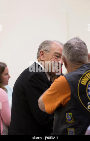 Guthrie City, Iowa, USA, 30 maggio 2017. Iowa Senator giudiziario e di presidente di commissione del Senato americano Charles Grassley parla con gli elettori in un municipio. Credito: Cynthia Hanevy/Alamy Live News Foto Stock