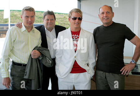 FILE - Il file immagine datata 27 luglio 2006 mostra ex Formula 1 Campione del mondo Mika Hakkinen, Mercedes Direttore Motorsport Norbert Haug, Finlandese pilota di Formula 1 Kimi Raikkonen della McLaren Mercedes F1 Team e il team McLaren leader Ron Dennis (da sinistra a destra) durante le celebrazioni per il XXV anniversario di Hugo Boss e Team Mc Laren Mercedes partnership di Hockenheim, in Germania. Foto: Carmen Jaspersen/DPA/dpa Foto Stock