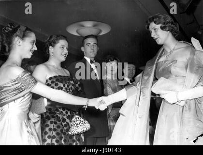 Mar 03, 1956 - la Principessa Alexandra assiste ''Alexandra la grande'' Premier.. Stringe la mano con stelle atletico. La principessa Alexandra ultima serata hanno partecipato la premiere del film ''Alexandra la grande" - presso il Teatro Odeon Leicester Square. Ina aiuto della British Olympic Association. Mostra fotografica di:- Signorina Yvonne Sugden British pattinaggio su ghiaccio campione, essendo presentata alla principessa Alexandra. Su Yvonne della sinistra sono Miss Pat Smythe il campione horsewoman e Gordon Pirie del runner. (Credito Immagine: © Keystone Press Agency/Keystone USA via ZUMAPRESS.com) Foto Stock