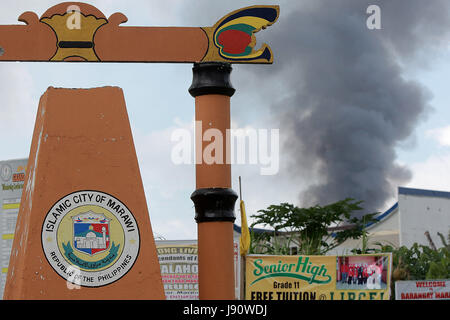 Marawi City, Filippine. 31 Maggio, 2017. Flutti di fumo da una zona residenziale dopo un airstrike dalla Philippine Air Force nel Marawi City, Lanao del Sur Provincia, Filippine, 31 maggio 2017. Più di un centinaio di persone, inclusi i civili sono stati uccisi nella settimana di scontri tra le forze governative e i Maute gruppo militante che costretto anche la città di più di 200.000 residenti a fuggire. Credito: Rouelle Umali/Xinhua/Alamy Live News Foto Stock