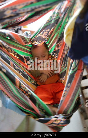 Lanao del Sur, Filippine. 31 Maggio, 2017. Un bambino dorme in un centro di evacuazione in Lanao del Sur Provincia, Filippine, 31 maggio 2017. Più di un centinaio di persone, inclusi i civili sono stati uccisi nella settimana di scontri tra le forze governative e i Maute gruppo militante nel sud della città filippina di Marawi, che costretto anche la città di più di 200.000 residenti a fuggire. Credito: Rouelle Umali/Xinhua/Alamy Live News Foto Stock