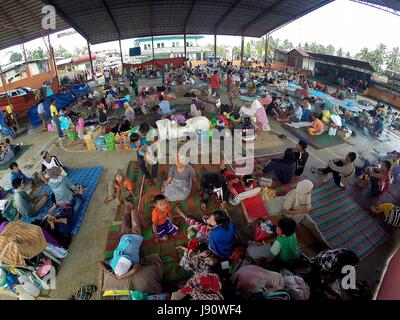 Lanao del Sur, Filippine. 31 Maggio, 2017. Sfollati residenti rifugiarsi presso un centro di evacuazione in Lanao del Sur Provincia, Filippine, 31 maggio 2017. Più di un centinaio di persone, inclusi i civili sono stati uccisi nella settimana di scontri tra le forze governative e i Maute gruppo militante nel sud della città filippina di Marawi, che costretto anche la città di più di 200.000 residenti a fuggire. Credito: Rouelle Umali/Xinhua/Alamy Live News Foto Stock