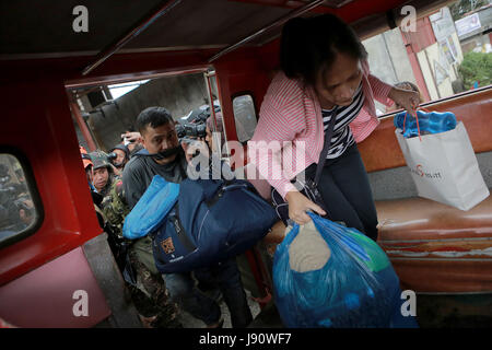 Lanao del Sur, Filippine. 31 Maggio, 2017. Intrappolato residenti a bordo di un jeepney passeggero durante una operazione di salvataggio in Lanao del Sur Provincia, Filippine, 31 maggio 2017. Le truppe del governo salvato 20 residenti durante il funzionamento come continuano gli scontri contro il Maute gruppo militante. Credito: Rouelle Umali/Xinhua/Alamy Live News Foto Stock