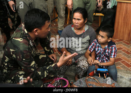 Lanao del Sur, Filippine. 31 Maggio, 2017. Un soldato assiste una madre e suo figlio durante una operazione di salvataggio in Lanao del Sur Provincia, Filippine, 31 maggio 2017. Le truppe del governo salvato 20 residenti durante il funzionamento come continuano gli scontri contro il Maute gruppo militante. Credito: Rouelle Umali/Xinhua/Alamy Live News Foto Stock