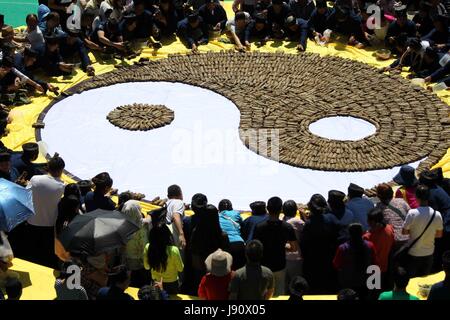 Luoyang, Luoyang, Cina. 28 Maggio, 2017. Luoyang, Cina - 28 Maggio 2017: (solo uso editoriale. Cina OUT).Il Bagua diagramma a forma di riso appiccicoso gnocchi può essere visto in Luoyang, centrale cinese della Provincia di Henan, Maggio 28th, 2017, marcatura Dragon Boat Festival. Centinaia di taoisti fare riso glutinoso gnocchi con i turisti. Credito: SIPA Asia/ZUMA filo/Alamy Live News Foto Stock