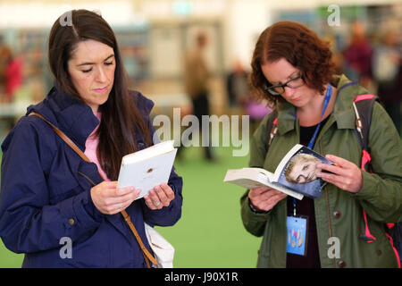 Hay Festival 2017 - Hay on Wye, Wales, Regno Unito - Maggio 2017 - Half Term Fieno - Visitatori sfogliare i nuovi libri tra i 70.000 libri stoccati in Festival bookshop - Credito: Steven Maggio/Alamy Live News Foto Stock