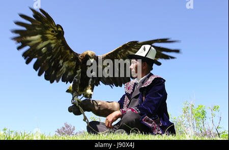 Cina. 28 Maggio, 2017. Xinjiang, Cina - 28 Maggio 2017: (solo uso editoriale. Cina OUT) il turismo Tianshan Festival culturale si apre in Tekes, a nord-ovest della Cina di Xinjiang Uygur Regione autonoma, Maggio 28th, 2017. La contea di Tekes, noto anche come città di otto schema, è concepito come una forma di Bagua Credito: SIPA Asia/ZUMA filo/Alamy Live News Foto Stock