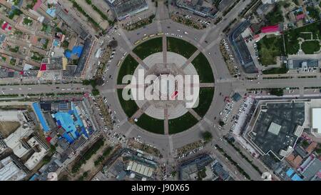 Cina. 28 Maggio, 2017. Xinjiang, Cina - 28 Maggio 2017: (solo uso editoriale. Cina OUT) il turismo Tianshan Festival culturale si apre in Tekes, a nord-ovest della Cina di Xinjiang Uygur Regione autonoma, Maggio 28th, 2017. La contea di Tekes, noto anche come città di otto schema, è concepito come una forma di Bagua Credito: SIPA Asia/ZUMA filo/Alamy Live News Foto Stock