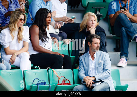 Parigi, Francia, 31 Maggio 2017: Gravidanza Serena Williams, Manager Jill Smoller e coach Patrick Mouratoglou durante il secondo turno di Venus Williams a 2017 Tennis Open di Francia del Roland Garros di Parigi. Credito: Frank Molter/Alamy Live News Foto Stock