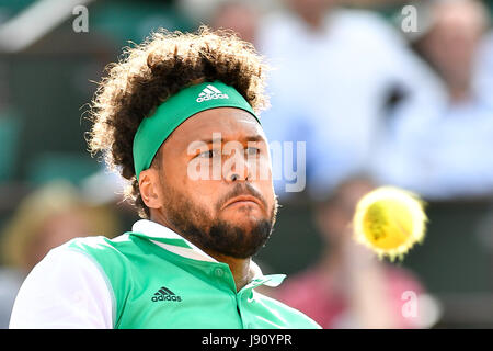 Parigi, Francia. Il 30 maggio 2017. Jo-Wilfried Tsonga di Francia restituisce la sfera a Renzo Olivo di Argentina durante gli Uomini Singoli Primo turno la corrispondenza alla Open di Francia di Tennis Tournament 2017 a Parigi in Francia il 30 maggio 2017. Credito: Chen Yichen/Xinhua/Alamy Live News Foto Stock