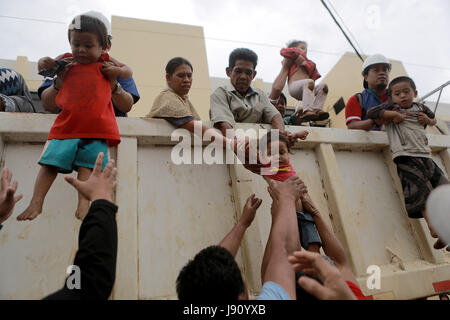 Lanao del Sur Provincia, Filippine. 31 Maggio, 2017. I bambini sono portati verso il basso da un camion dopo che essi sono stati salvati dalle truppe governative durante una operazione di salvataggio in Lanao del Sur Provincia, Filippine, 31 maggio 2017. Venti i residenti sono stati liberati dalle truppe governative come continuano gli scontri contro il Maute gruppo militante. Credito: Rouelle Umali/Xinhua/Alamy Live News Foto Stock