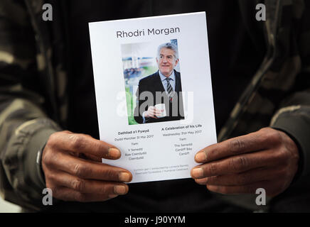 Cardiff, Regno Unito. 31 Maggio, 2017. L'ordine del servizio. Re: il funerale per l ex primo ministro Rhodri Morgan ha avuto luogo in Senedd nella Baia di Cardiff. La cerimonia, che è stata aperta al pubblico, è stata condotta dal celebrante umanista Lorraine Barrett. Ha detto che il caso era "una celebrazione della sua vita attraverso le parole, la poesia e la musica". La onorevole Morgan, morto in precedenza nel maggio di età compresa tra i 77, servita come la Welsh Assembly del primo ministro dal 2000 al 2009. Credito: D Legakis/Alamy Live News Foto Stock